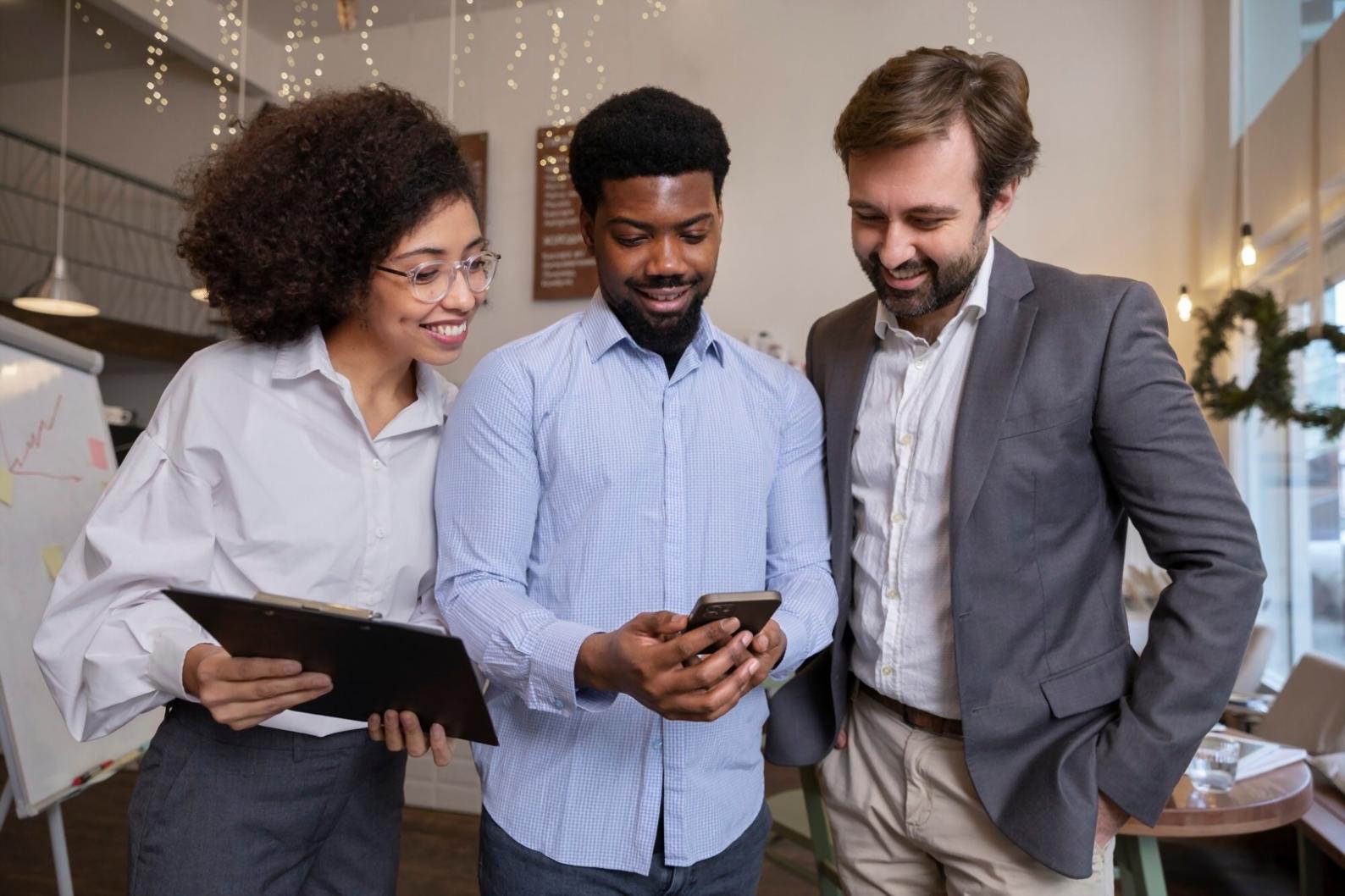 Espace de travail collaboratif avec documents et outils pour créer des présentations financières