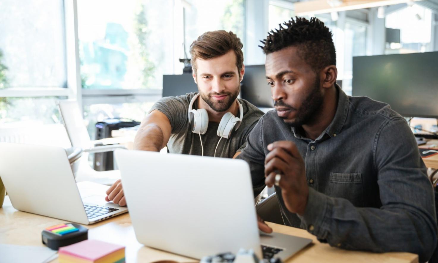 Séance de formation en finances avec participants et formateur