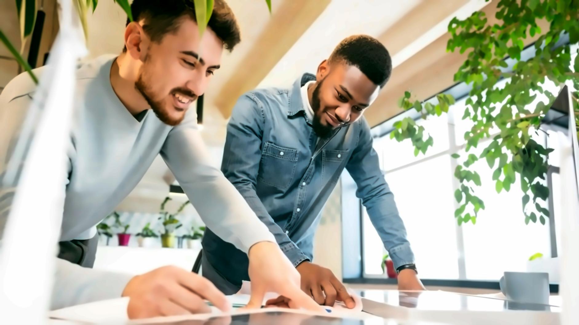 Bureau moderne avec outils de travail et documents financiers préparés pour une présentation